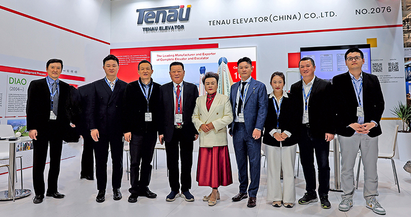 Lämpimät onnittelut TENAU ELEVATOR (CHINA) Co., Ltd.:n puheenjohtajalle Kunfa Bolle, presidentti Aizhu Yangille, Congcong Sunin ulkomaanmarkkinoinnin johtajalle ja muille osastojen edustajille osallistumisesta Elevator International Expoon Augsburgissa, Saksassa